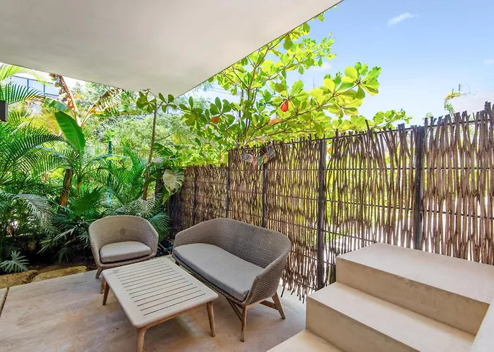 Apartment Modern Retreat With Private Garden And Jacuzzi